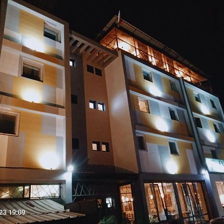 Fly Inn Madagascar Hotel - Navette Gratuite H24 - A 300M De L'Aeroport International Ivato-Antananarivo Ivato  Eksteriør billede