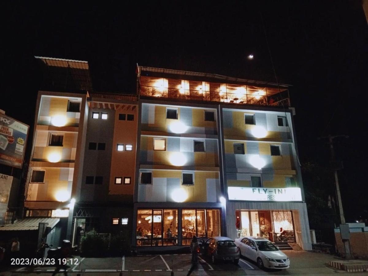 Fly Inn Madagascar Hotel - Navette Gratuite H24 - A 300M De L'Aeroport International Ivato-Antananarivo Ivato  Eksteriør billede